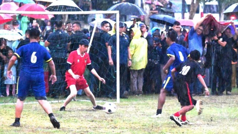 Jokowi Hujan Hujanan Main Bola Di Sleman Basah Kuyup Enggak Masalah 1f4c89a.jpg